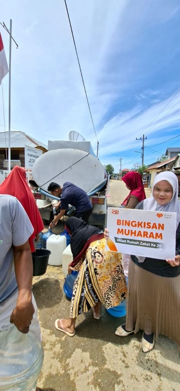 Rumah Zakat Salurkan 10.000 Liter Air Bersih untuk Warga Terdampak Bencana Kab Pidie Jaya