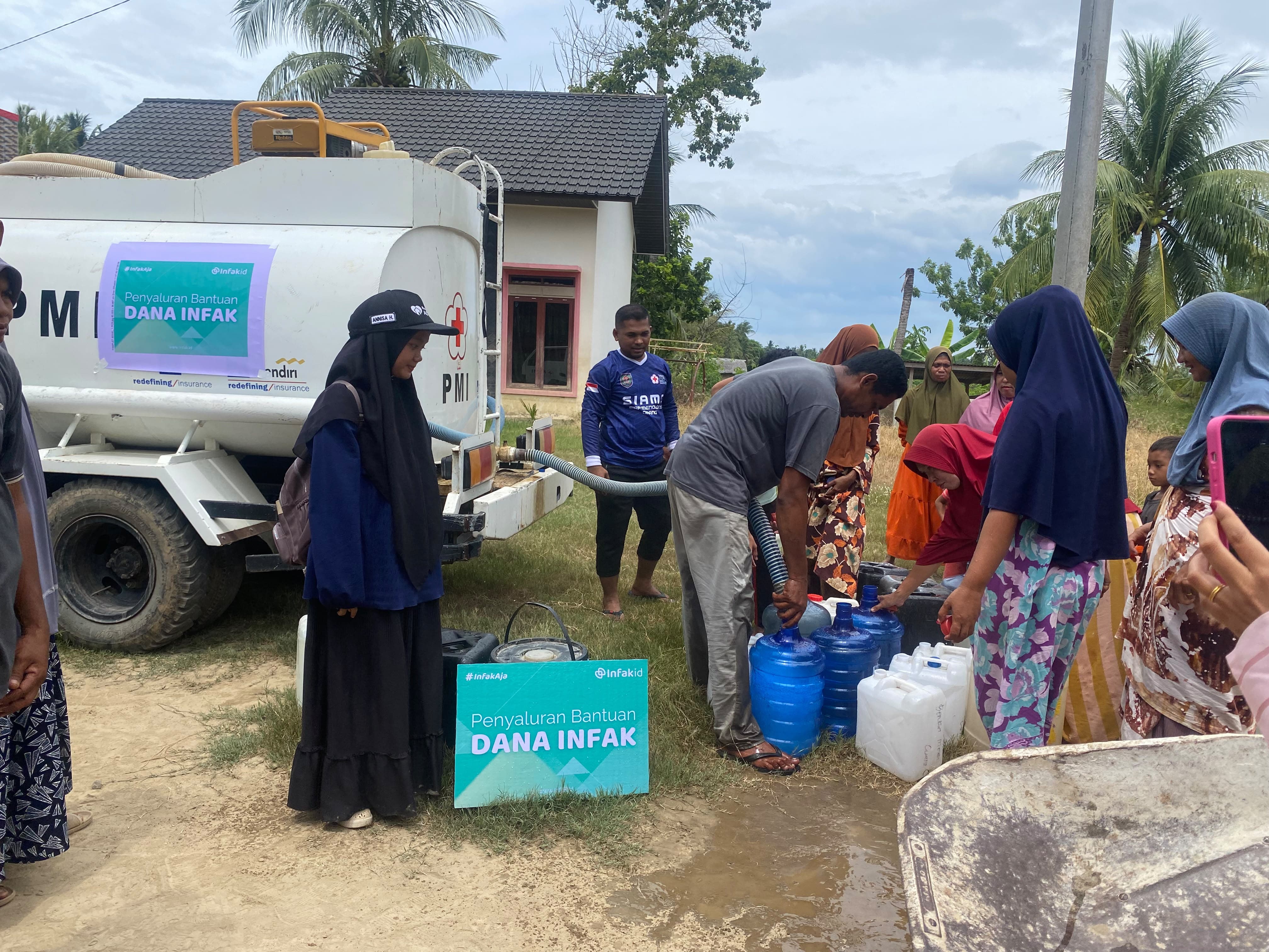 Bantu Warga Terdampak Kekeringan, Rumah Zakat dan Donatur Infak.id Salurkan Air Bersih di Desa Alue Bayeu Utang