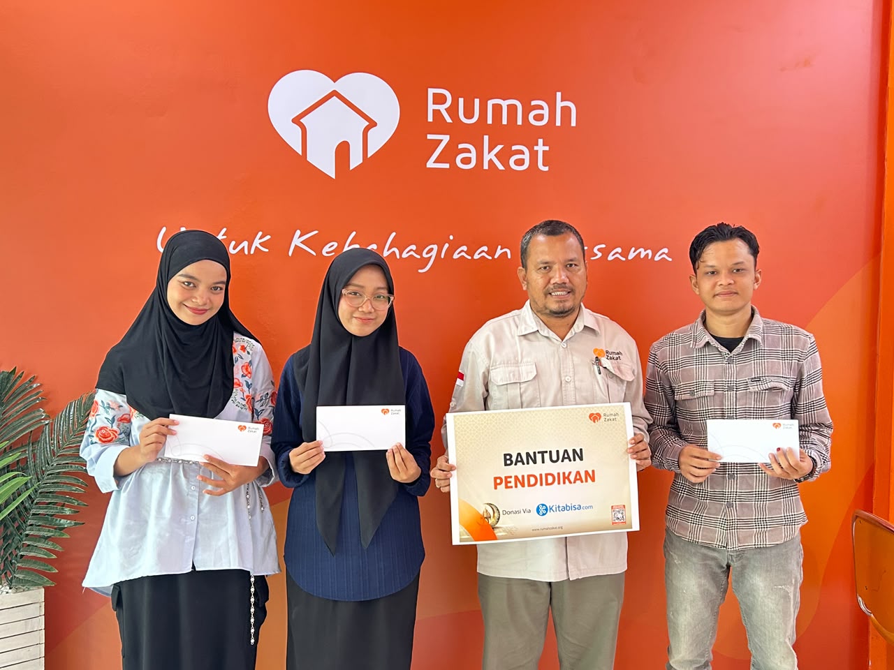 Rumah Zakat Salurkan Bantuan Pendidikan untuk 4 Mahasiswa KPI UIN Ar-Raniry