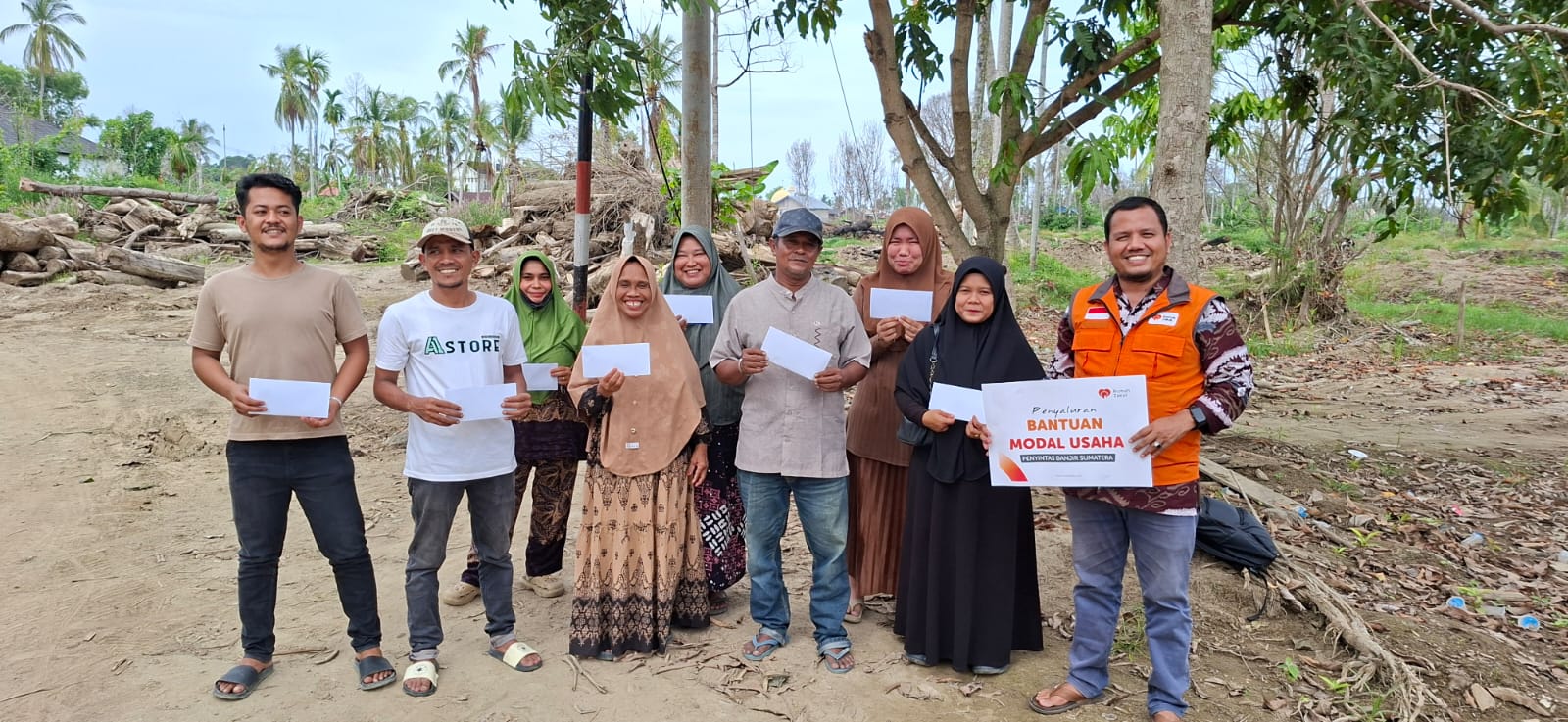 Rumah Zakat Salurkan Modal Usaha untuk 13 Pelaku UMKM Terdampak Banjir di Pidie Jaya
